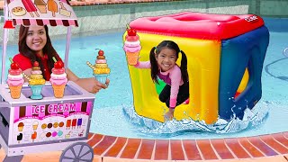 Emma Pretend Play con Flotadores Inflables Gigantes en la Piscina  Juguetes Divertidos [upl. by Einittirb]