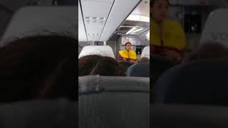 Lo que las AZAFATAS REVISAN en el avión  Ceci de Viaje [upl. by Siclari]