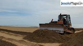 Sandwall als Schutz vor den Herbststürmen in Jesolo [upl. by Eelik]