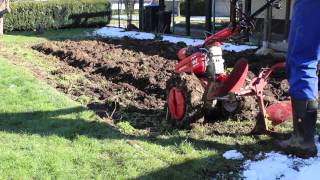 Den Garten mit dem Einachser Honda F560 Pflügen  Von der Anfangsfurche bis zum Vorgewende [upl. by Deron119]