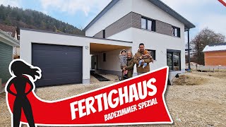 Fertighaus von regionaler Zimmerei mit BadezimmerSpecial  Home Tour  Hausbau Helden [upl. by Rik840]