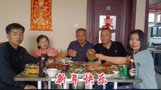 新春到，小二哥携家人给您拜年了 祝您在龙年里身体健康万事如意 [upl. by Auohs]