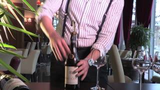 Astuces du sommelier  comment déboucher une bouteille de vin [upl. by Bergerac384]