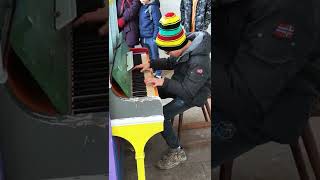 Música en la calle niño tocando el piano Republica checa [upl. by Lamrert]