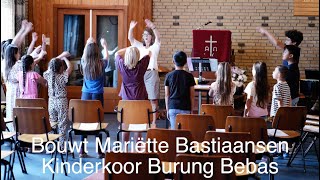 Mariëtte Bastiaansen stoomt kinderkoor Burung Bepas klaar voor 15 augustus herdenking [upl. by Ailiec]