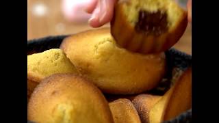 Madeleines fourrées au chocolat fondant  Les Carnets de Julie [upl. by Ynamreg423]