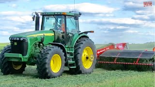 JOHN DEERE 8520 Tractor amp KUHN MM700 Merge Maxx [upl. by Alenas]