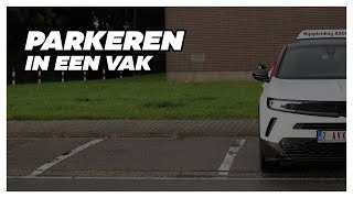 Hoe parkeren in een vak VOORUIT én ACHTERUIT  Manoeuvre op het rijexamen [upl. by Eirak]