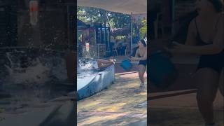 El balde 🪣 de 💦 feliz 😀🤪 viralvideos bromas shorts video reels youtubeshorts funny [upl. by Namreg]