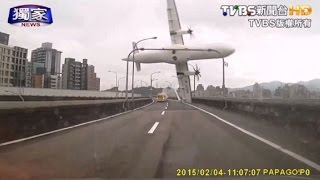 Vídeo mostra queda de avião em Taiwan [upl. by Nolana430]