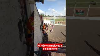 O mascote Leão divertiu a molecada durante o jogo [upl. by Cinom]