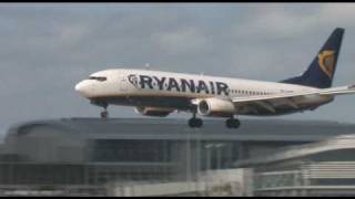 Ryanair 737800 bumpy landing during crosswind at Dublin Airport [upl. by Hansel]