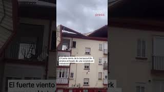 El fuerte viento por la borrasca Kirk arranca el tejado de una vivienda en Valladolid [upl. by Tania]