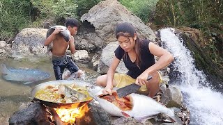 Skills catch fish in river for food Big fish curry tasty for dinner Fish soup lemon for lunch [upl. by Yvon]