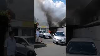 Un incendie a éclaté dans le head office Yves Rocher à Quatre Bornes [upl. by Keely]