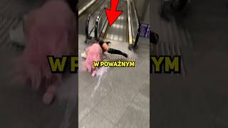 Sprawdź TO przed wejściem na schody ruchome 😨 shorts viral [upl. by Nyladnek]