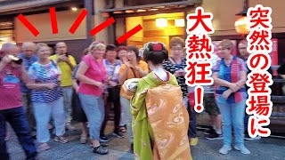 2023928 突然現れた美しい舞妓さんに 外国人観光客が熱狂！夜の祇園 美しい所作 舞妓さんのご挨拶にうっとり [upl. by Dominy]