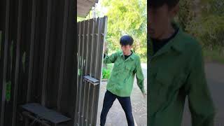 Cánh cửa bị kẹt  The door is stuck shorts [upl. by Ellett]