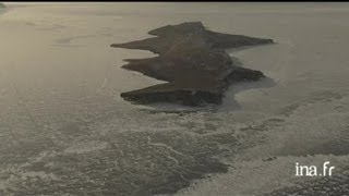 Sibérie lac Baïkal  île enserrée dans les glaces [upl. by Toney]