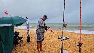 O TEMIDO PEIXE VENENOSO PESQUEI E PREPAREI Pescaria de Praia na Chuva  Catch And Cook [upl. by Widera]