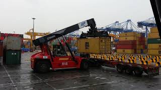 부산신항만칼마 리치스태커 kalmar reach stacker 도어 전환 작업 모습 [upl. by Eelyam]