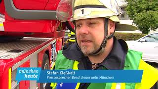 Großeinsatz der Feuerwehr Dachstuhl in Moosach fängt Flammen [upl. by Manville]