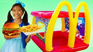 Wendy Juegos de Imitación con Restaurante Drive Thru Hinchable de McDonalds Alimentos de Juguete [upl. by Enelyam551]