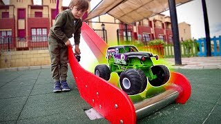 HOTWHEELS GIGANTE NO PARQUINHO INFANTIL DOS BRINQUEDOS [upl. by Gates459]