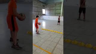 circuito habilidades motrices para niños de iniciación en voleibol Shorts volleyball [upl. by Adnyc416]