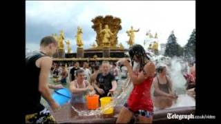 Flash mob cools off in Moscow fountain [upl. by Kaspar]