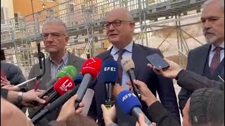 Gualtieri inaugura la passerella di Fontana di Trevi Già usata per restauro nel 2014 [upl. by Inait]