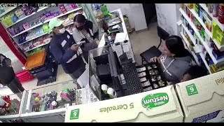 Se robaron hasta los packs de pañales Brutal asalto a droguería en el norte de Bogotá [upl. by Auqinu]