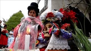 Bolivianos celebran con cráneos el Día de las ñatitas [upl. by Isbel]