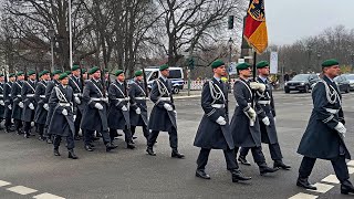 Regimentsgruß Marsch Ausmarsch Wachbataillon BMVgStabsmusikkorps Bundeswehr Schloss Bellevue [upl. by Jeane]