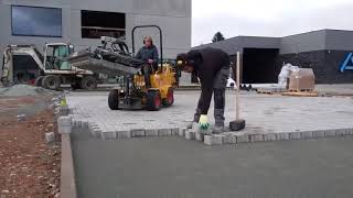 Snel klinkers leggen  Fast automatic paving  Schnelles Verlegen von Pflastersteinen Knikmops [upl. by Meir809]