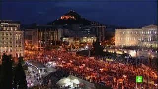 La plaza Syntagma se llena de nuevo para apoyar al Gobierno de Grecia [upl. by Eniamart119]