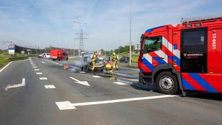 Auto vliegt midden op de snelweg in brand [upl. by Goddart]