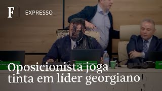 Oposicionista acusa fraude e joga tinta no rosto de chefe da comissão eleitoral da Geórgia [upl. by Udenihc93]