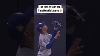 This fan tried to steal the ball from Mookie Betts glove 😲 shorts [upl. by Leslie]