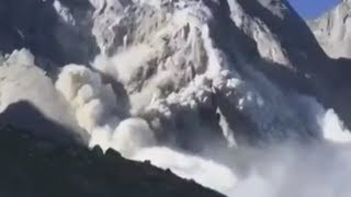 Gigantischer Bergsturz in Graubünden Eine Lawine aus Stein Wasser und Erde überrollte das Dorf [upl. by Kauffman397]