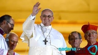 Jorge Mario Bergoglio aparece en el balcón como papa Francisco [upl. by Sibyl]