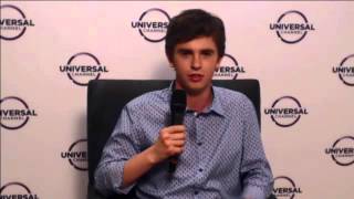 Chat en vivo con Freddie Highmore [upl. by Inattyrb]