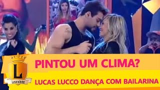 Pintou um clima Lucas Lucco canta perto de dançarina do Legendários [upl. by Adilem]