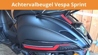 Achtervalbeugel Vespa Sprint en Primavera monteren  Montagevideo  De Scooter Shop [upl. by Florie]