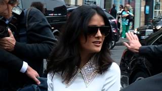 Salma Hayek arrive au défilé Stella Mccartney Fashion Week Paris 30 septembre 2013 [upl. by Nayar]