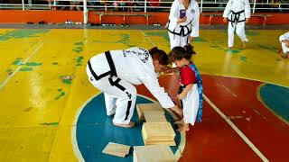 A little girl of 3 years experiences some difficulty in breaking a clipboard in taekwondo 2018 [upl. by Emsmus650]