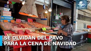 Cambian el tradicional pavo por mariscos para la cena de Navidad [upl. by Ahsyekat158]