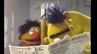 Bert amp Ernie  Bert amp Ernie delen een krant [upl. by Kyre831]