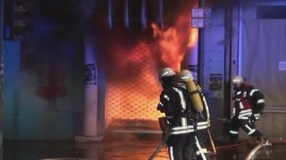 FLASHOVER WÄHREND BRANDBEKÄMPFUNG 8 Feuerwehrleute verletzt  Großbrand  Vollbrand  Großeinsatz [upl. by Rramal]