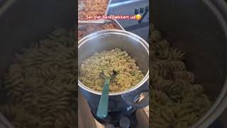 Vi Har Lavet Kylling lår Og Pasta Med Pesto Til Frokost 😋🍽 cooking [upl. by Branham901]